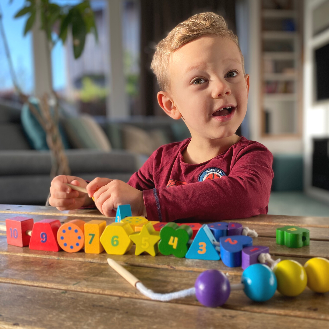 Jeu en bois d'enfilage Montessori en bois